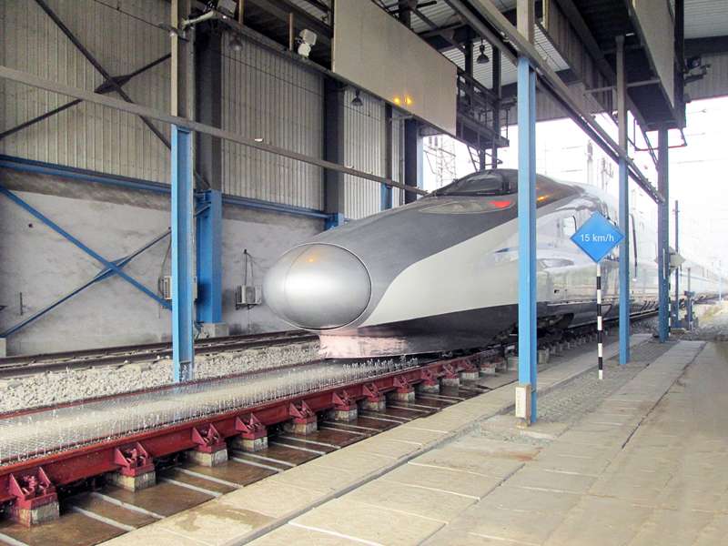 Trackside and dynamic railway wheels ultrasonic inspection